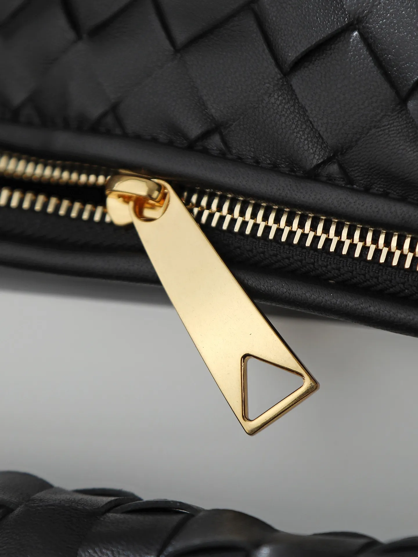 12800. 🥇 𝗝𝗢𝗗𝗜𝗘# Street style’s new favorite fashionable large size 𝙟𝙤𝙙𝙞𝙚 It’s coming, it’s coming, it’s really coming! I always felt that knitting was old-fashioned, until I met it - 𝙟𝙤𝙙𝙞𝙚, I realized that the original classic knitting elements and the new knot element design can be so fashionable! I have to admire your design talent! Large capacity to meet daily needs! Fashionable and versatile, it’s perfect for concave shapes, take it out to hit the streets! Size: 48*40*16cm Style No. #600261